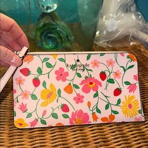 Kate Spade Lucy garden strawberry medium wristlet wallet pink 🍓 NWOT